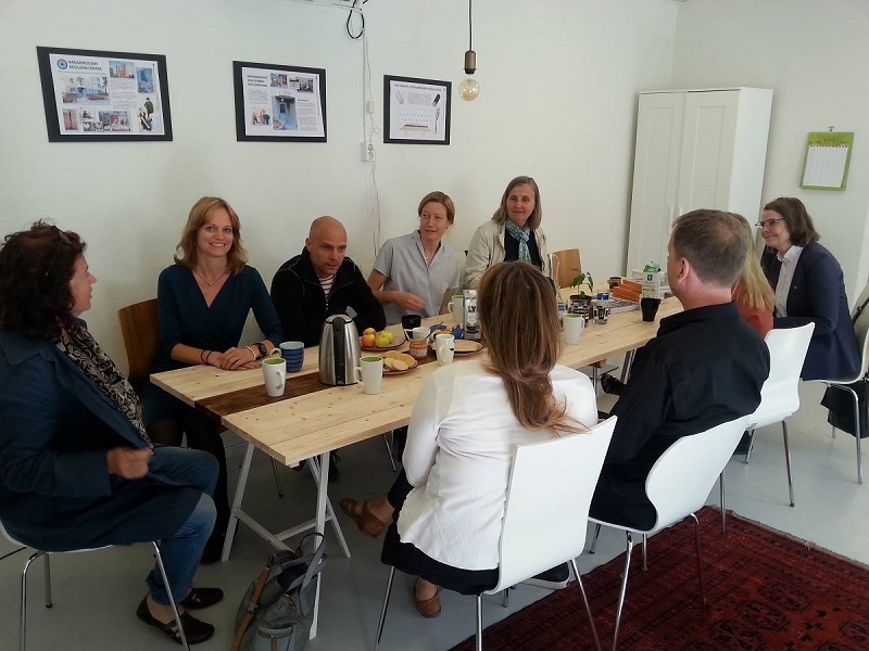 Stockholms miljöborgarråd Katarina Luhr på besök tillsammans med stadsdelsdirektören i Skarpnäck Denise Medin och några till.